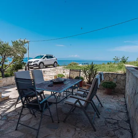 Sara 2 Amazing Sea View Maisonette, Vakantiehuis Ierissós