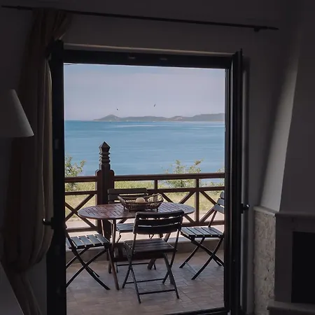 Sara 2 Amazing Sea View Maisonette, Vakantiehuis Ierissós