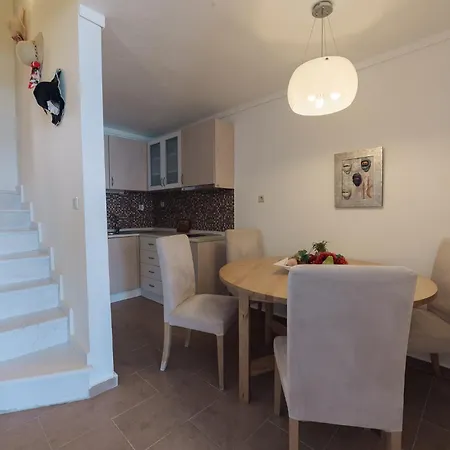 Sara 2 Amazing Sea View Maisonette, לריסוס