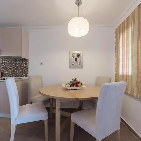 Sara 2 Amazing Sea View Maisonette, בית נופש לריסוס